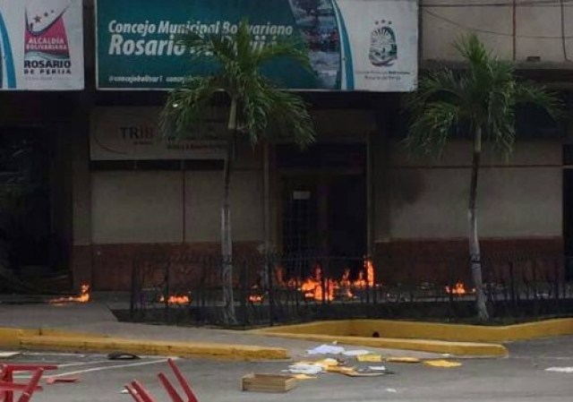 Se conoció que este viernes un grupo de personas causó destrozos en la sede de la Alcaldía y Notaría de Villa del Rosario. Foto: @SpazianiG 