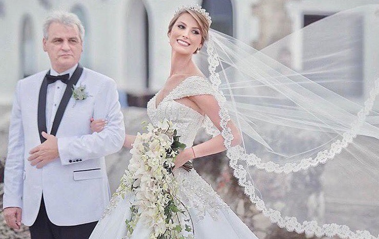 ¡Emotivo! Mira lo que hizo esta Miss Universo por Venezuela en plena boda