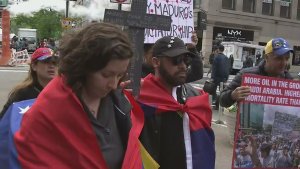 Venezolanos residentes de Nueva York protestan en Manhattan contra Nicolás Maduro