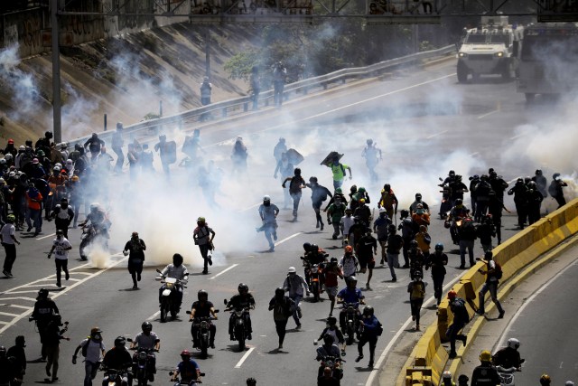 Represión en la autopista Francisco Fajardo, durante la movilización de la oposición de este viernes 26 de mayo. Foto: Reuters