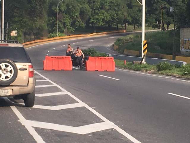 Cerrado acceso a la Cota Mil por Terrazas del Ávila / Foto La Patilla