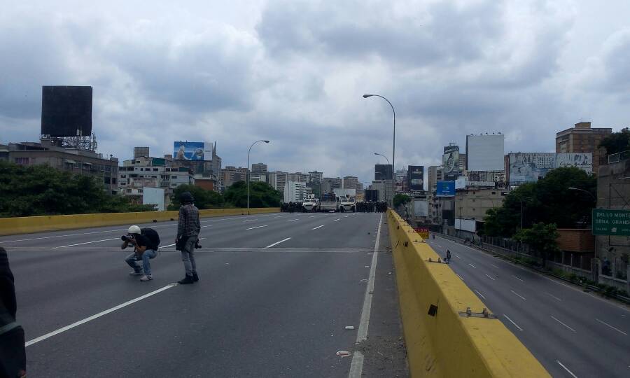 Piquete de la GNB en la Francisco Fajardo impide paso a manifestantes #8May (Fotos)