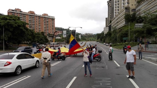 Con banderas cerraron el Distribuidor Santa Fe, en Caracas / Foto @DanielRak14 