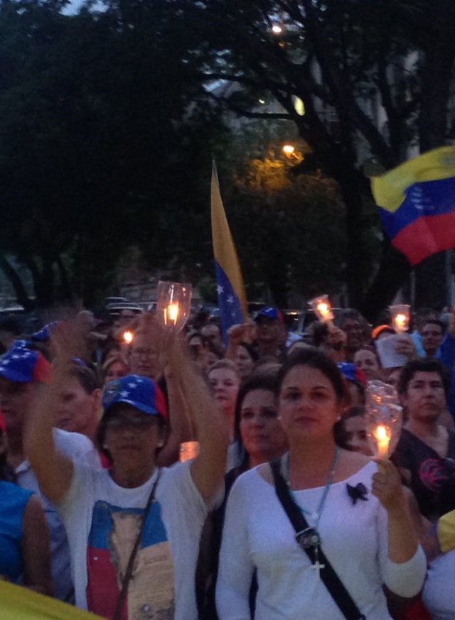 Desafiando la roja oscuridad, Venezuela se manifiesta en honor a los caídos en protestas. Fotos: Usuarios Redes sociales