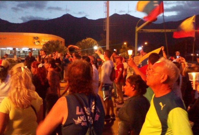 Desafiando la roja oscuridad, Venezuela se manifiesta en honor a los caídos en protestas. Fotos: Usuarios Redes sociales