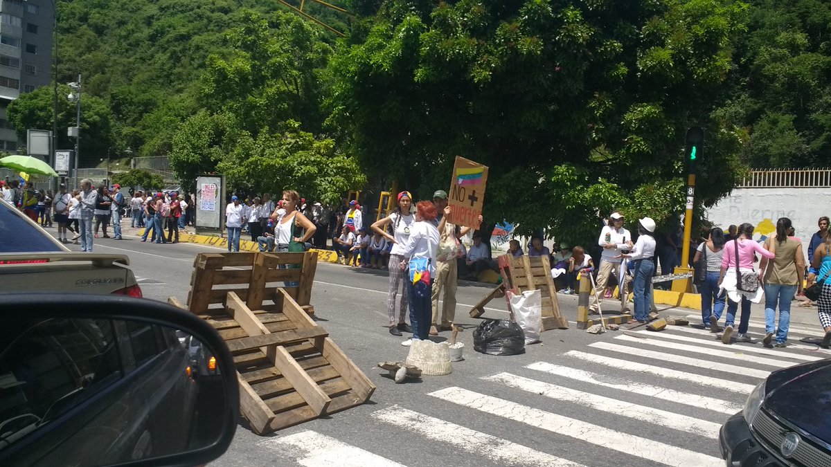 Cerrado parcialmente paso en El Cafetal a la altura de Caurimare