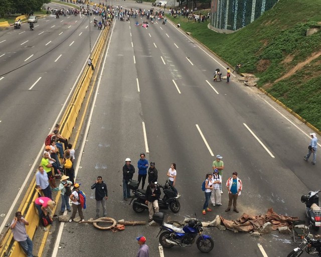 Comenzó el plantón en la autopista Francisco Fajardo este #15May / Foto @CarluchoAngulo 