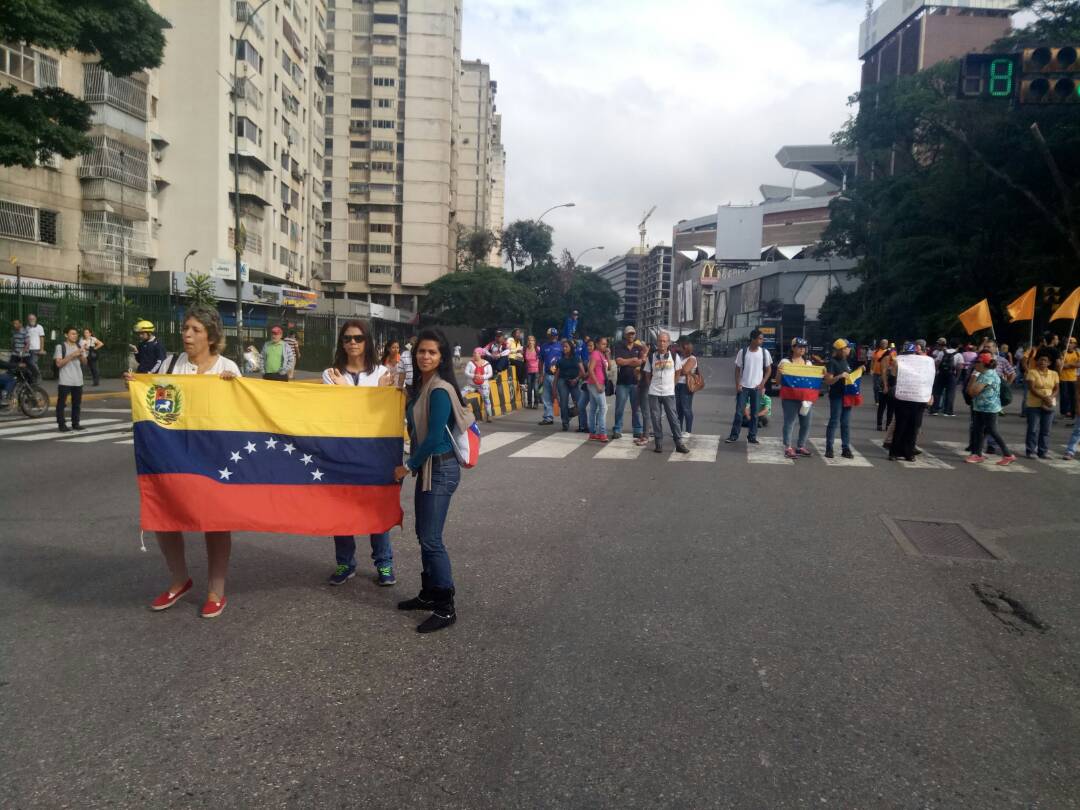 Opositores se concentran en La California para marchar hasta el Distribuidor Altamira #15May