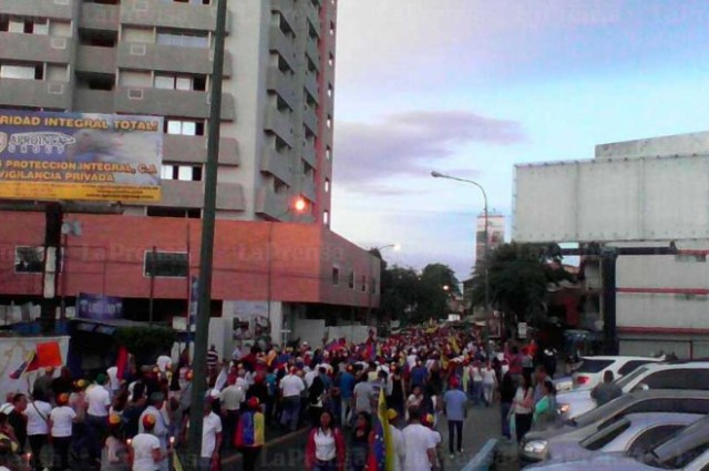 Desafiando la roja oscuridad, Venezuela se manifiesta en honor a los caídos en protestas