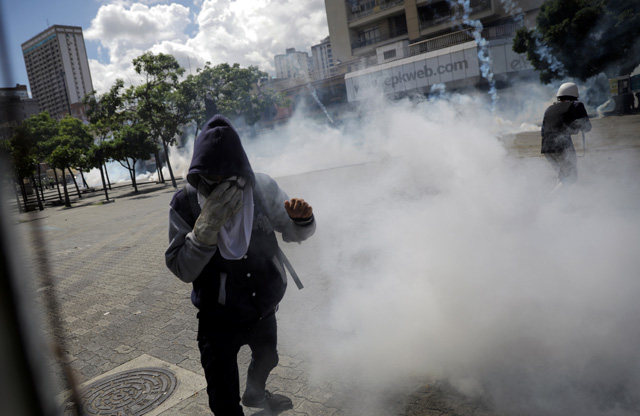 Cuerpos de seguridad no dan tregua y arremetieron con gases contra los estudiantes. REUTERS/Carlos Barria