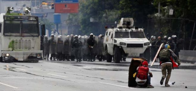 Demonstrators confront Riot security forces during a rally called by health care workers and opposition activists against Venezuela's President Nicolas Maduro in Caracas, Venezuela May 22, 2017. REUTERS/Marco Bello