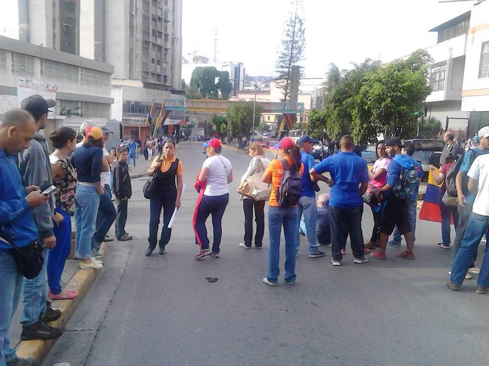 Vecinos de varios sectores se unen el plantón en Los Teques #15May (Fotos)