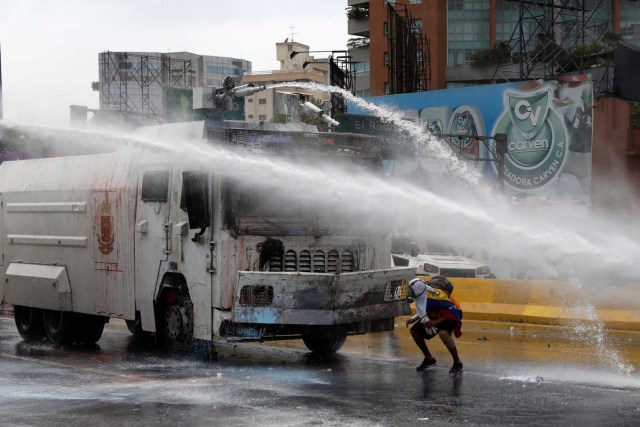 Demonstrators clash with riot security forces while rallying against Venezuela's President Nicolas Maduro in Caracas, Venezuela, May 31, 2017. REUTERS/Carlos Garcia Rawlins