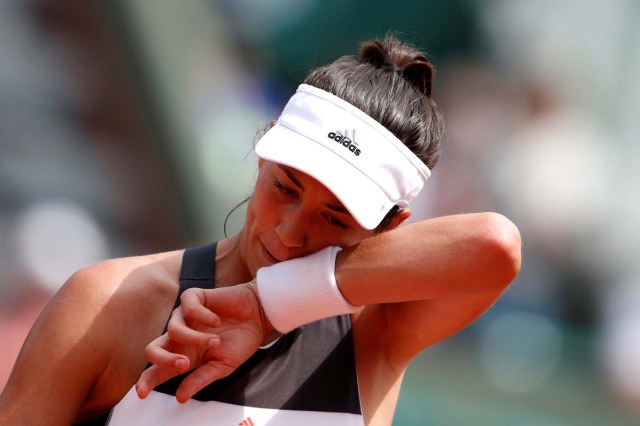 Tennis - French Open - Roland Garros, Paris, France - June 2, 2017 Spain's Garbine Muguruza wipes her face during her third round match against Kazakhstan's Yulia Putintseva Reuters / Christian Hartmann