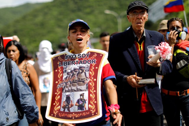 Madre de Neomar Lander lleva una armadura improvisada que dice "Yo soy Libertador " durante el funeral de su hijo en Guarenas. REUTERS/Carlos Garcia Rawlins