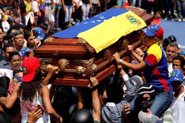 Madre de Neomar Lander es alzada frente al ataúd. REUTERS/Carlos Garcia Rawlins