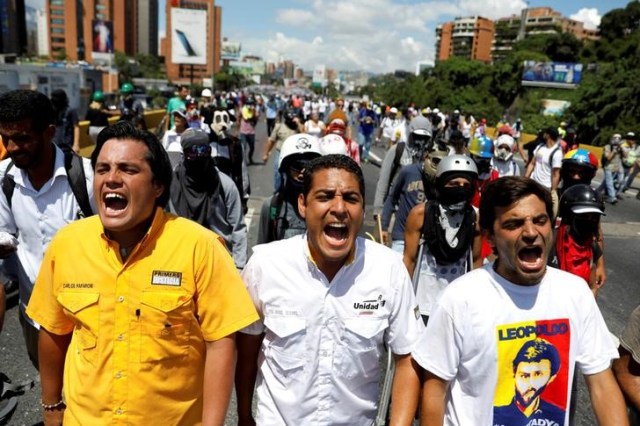 Foto de archivo: Diputados de partidos opositores Carlos Paparoni, José Manuel Olivares y Juan Andrés Mejías (de izquierda a derecha) gritan consignas durante una marcha hacia la oficina de la Defensoría del Pueblo en Caracas, Venezuela, 29 de mayo de 2017. REUTERS/Carlos Garcia Rawlins/File Photo