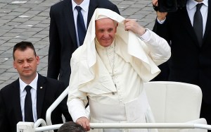 Papa Francisco envía mensaje de cercanía a monja que trabaja con transgéneros