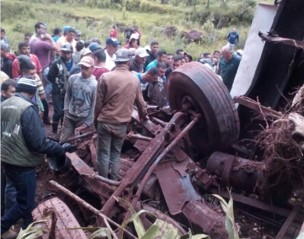 Camion volcado en La fria