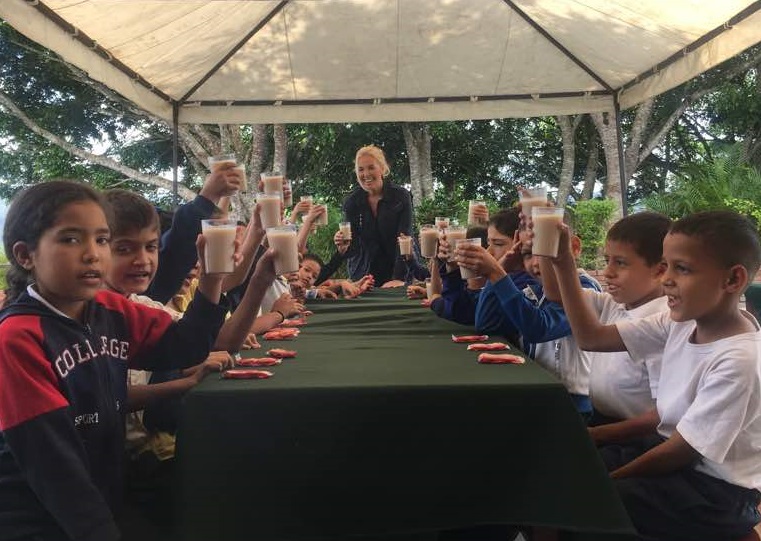 Diana D’Agostino inicia programa para llevar el vaso de leche a colegios de Caracas