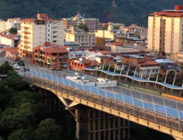 Efectivos de la GNB apostados en el viaducto de Mérida / Foto: @DaniloFigueroa9