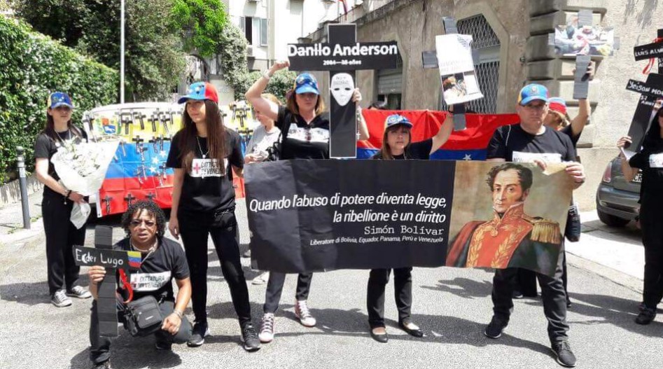 Protestan en embajada de Venezuela en Roma: Llaman a Isaías Rodríguez asesino (Video)