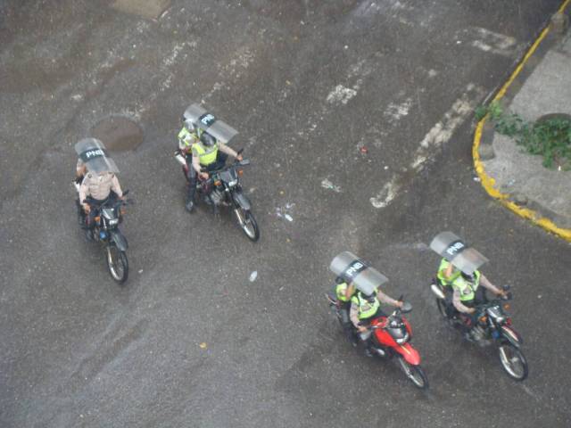 Colectivos y PNB mantienen asediados a vecinos de La Candelaria. Foto: Cortesía