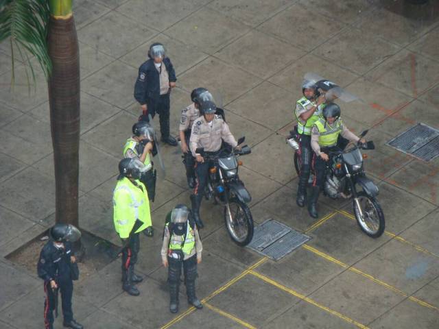 Colectivos y PNB mantienen asediados a vecinos de La Candelaria. Foto: Cortesía