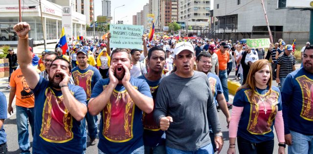 Zulianos exigen al Ejército venezolano aplicar el artículo 350.  Fotos: Carla Reina Bocaranda
