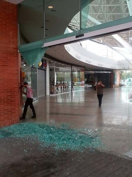 GNB arremete contra el Orinokia Mall en Puerto Ordaz, estado Bolívar / Foto ?@AxelGajardo