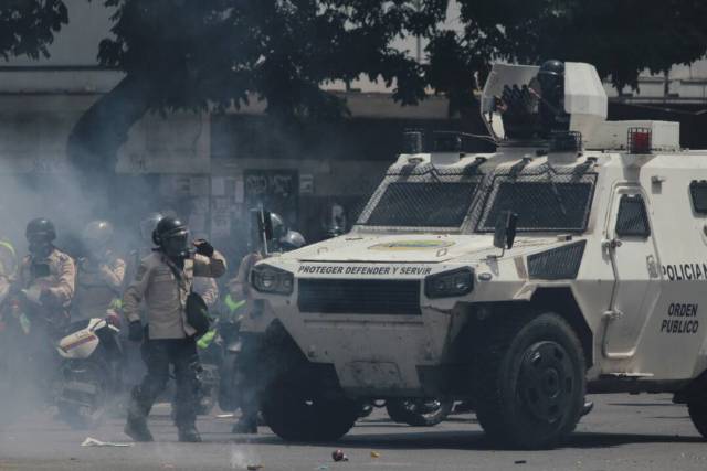 Reprimen en Chacaíto a manifestantes que marchaban hacia la Fiscalía. Foto: Régulo Gómez / LaPatilla.com