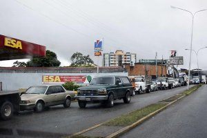 No cesan las colas para abastecerse de gasolina en San Cristóbal
