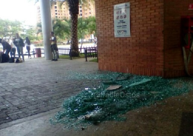 Puertas de vidrio rotas del Orinokia Mall en Puerto Ordaz, estado Bolívar / Foto @PableOstos