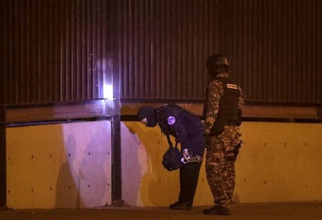 La presencia de los cuerpos de seguridad en adyacencias del TSJ se prolongó hasta latas horas de la noche. Foto: EFE