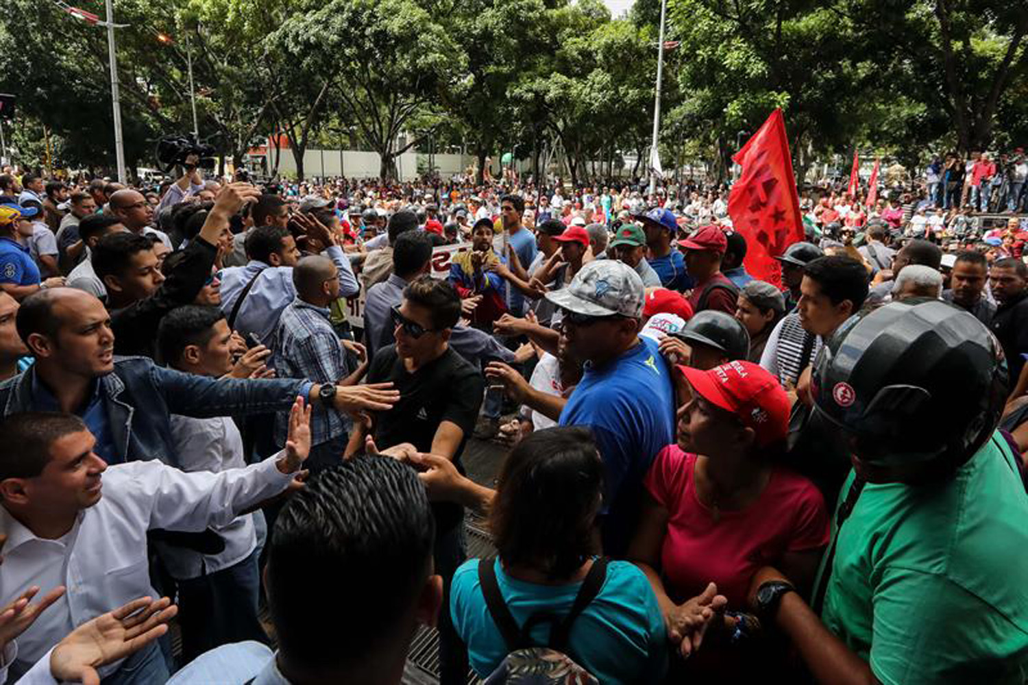 Colectivos y opositores se enfrentan cerca de la sede de la Fiscalía en Caracas #19Jun (fotos)