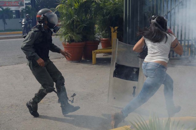 Cuerpos de seguridad redoblan la represión en las marchas. La resistencia sigue. REUTERS/Marco Bello