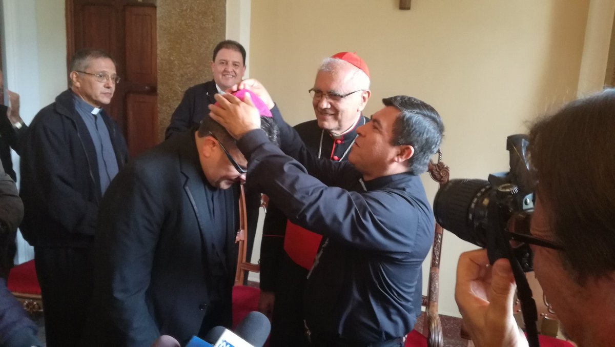 Cardenal Baltazar Porras impone el solideo a nuevo Obispo de Mérida