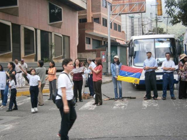 En la avenida Rómulo Gallegos (Miranda) también se cumplió el trancazo. Foto: @Daylijournal / LaPatilla.com