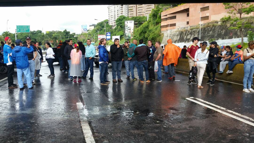 Bajo la lluvia realizan trancazo en la autopista Prados del Este #28Jun