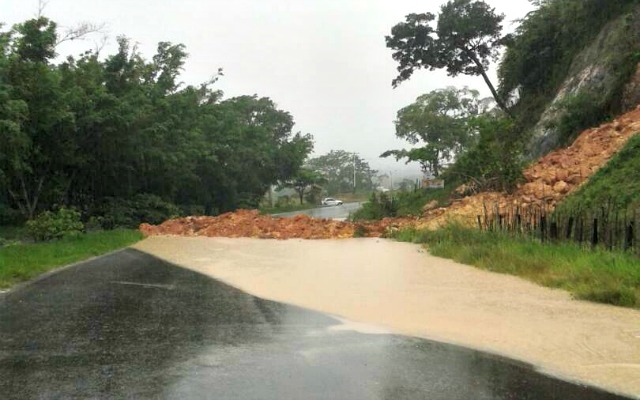 Foto: Fuertes lluvias genera derrumbe en la troncal 5 / Jorge Galindo 