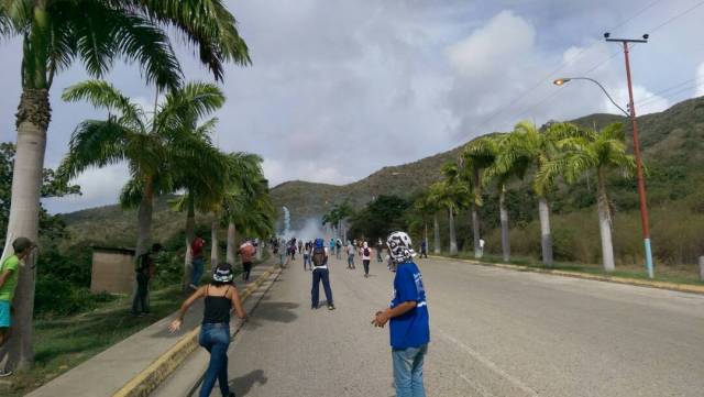 Foto: GNB reprime el plantón de estudiantes de la UDO-Nueva Esparta / Josmer Martinez? 