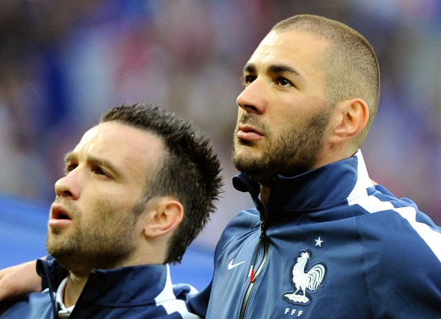 Los futbolistas franceses Mathieu Valbuena (L) y Karim Benzema. AFP PHOTO / PHILIPPE HUGUEN