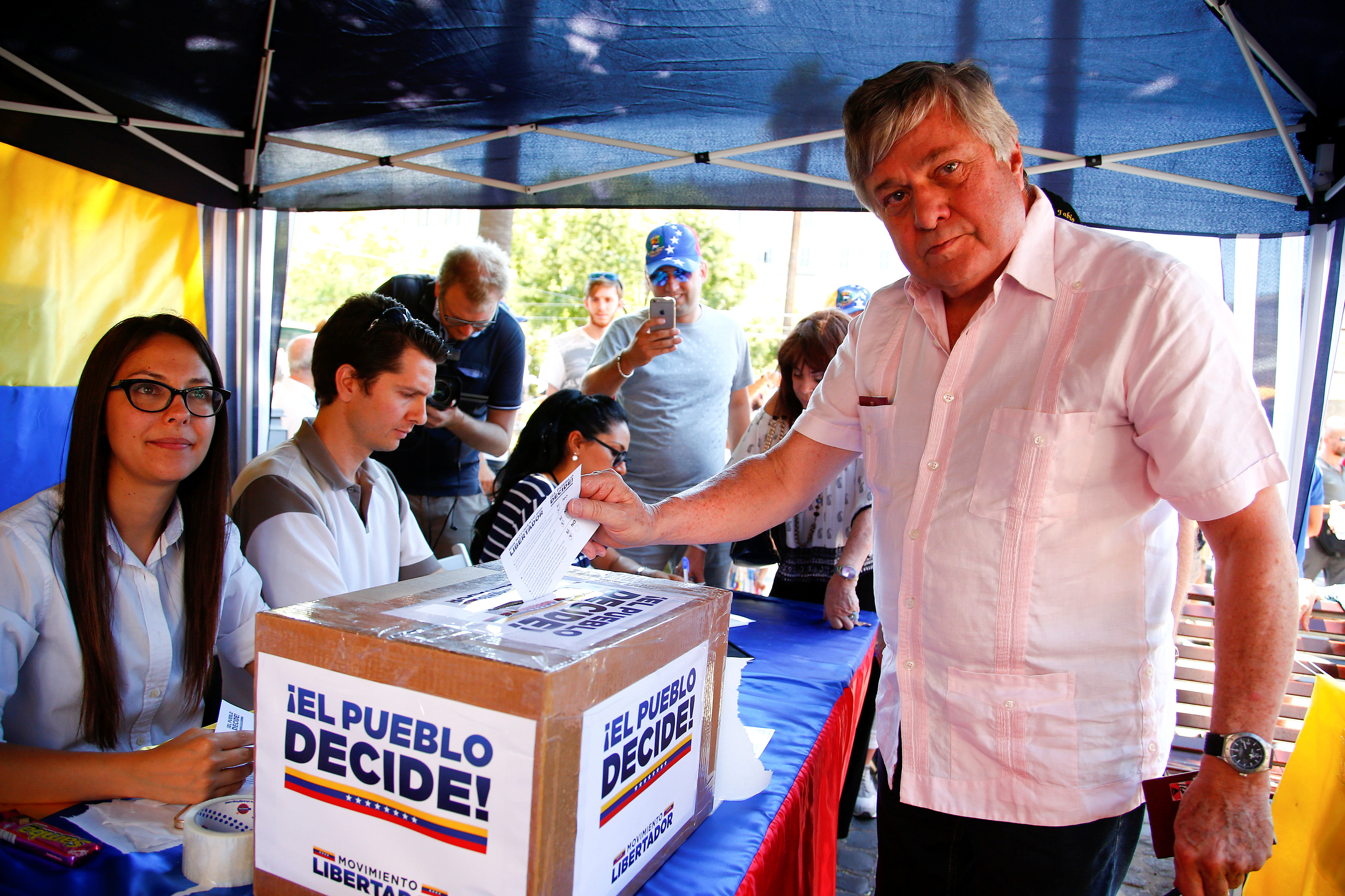 Padre de Leopoldo López votó en Roma en la consulta popular