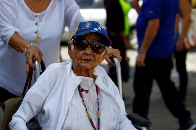 A woman arrives to cast her vote at a polling station during an unofficial plebiscite against Venezuela's President Nicolas Maduro's government and his plan to rewrite the constitution, in Caracas, Venezuela July 16, 2017. REUTERS/Christian Veron