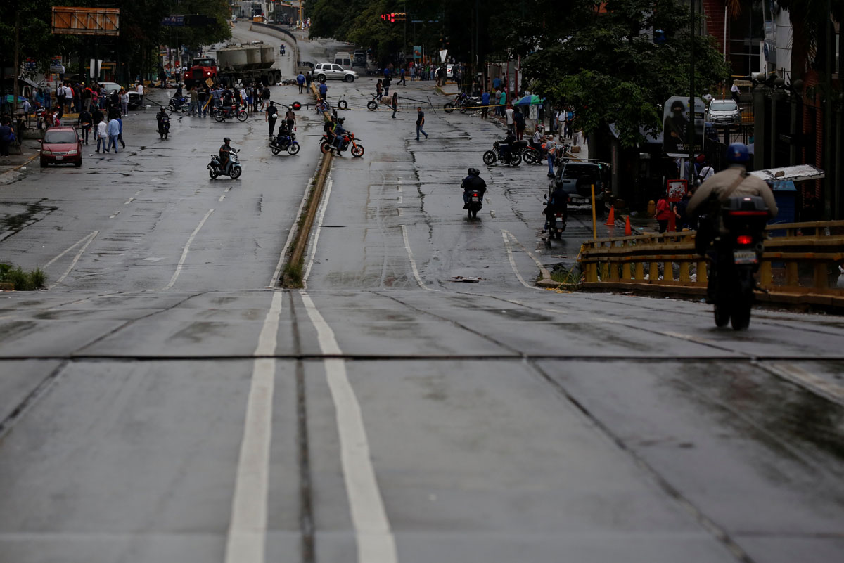 ¡TranCaracas!… Bloqueos espontáneos de vías en la capital anteceden al paro cívico en Venezuela (FOTOS)