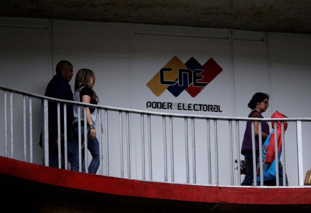 People walk in a building of the National Electoral Council (CNE) in Caracas, Venezuela July 28, 2017.  REUTERS/Marco Bello