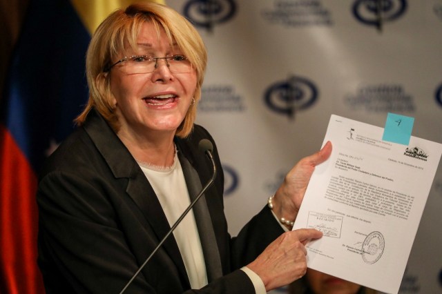 CAR09. CARACAS (VENEZUELA), 04/07/2017.- La fiscal general venezolana, Luisa Ortega Diaz, ofrece una rueda de prensa hoy, martes 4 de julio de 2017, en Caracas (Venezuela). Ortega Díaz dijo hoy que no asistirá a la sesión de antejuicio de mérito en su contra en el Tribunal Supremo de Justicia (TSJ) por considerar que el proceso que se ha abierto es una violación de la legislación con el objetivo de anular al Ministerio Público. EFE/Miguel Gutiérrez