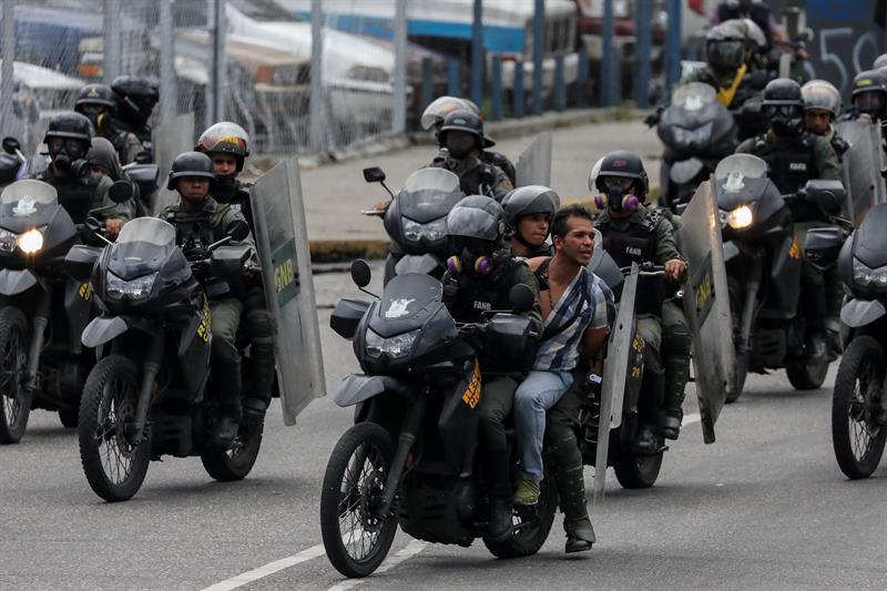 En imágenes: El momento de tensión que vivió el periodista de la Unidad al ser detenido