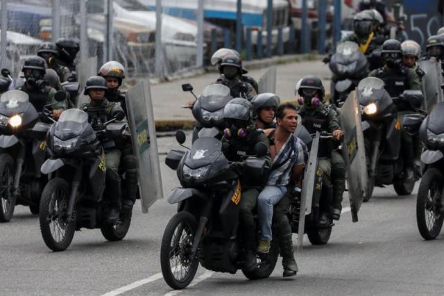 Los momentos de tensión que vivió el periodista de la Unidad al ser detenido. Foto: EFE