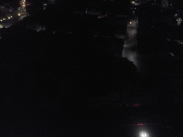 Más de una hora llevan sin luz los vecinos de Catia. Foto: @LEOLEGG 
